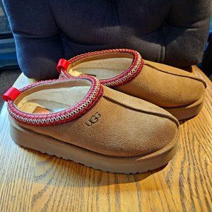 Like New - UGG Tazz Womens Platform  Size 9
